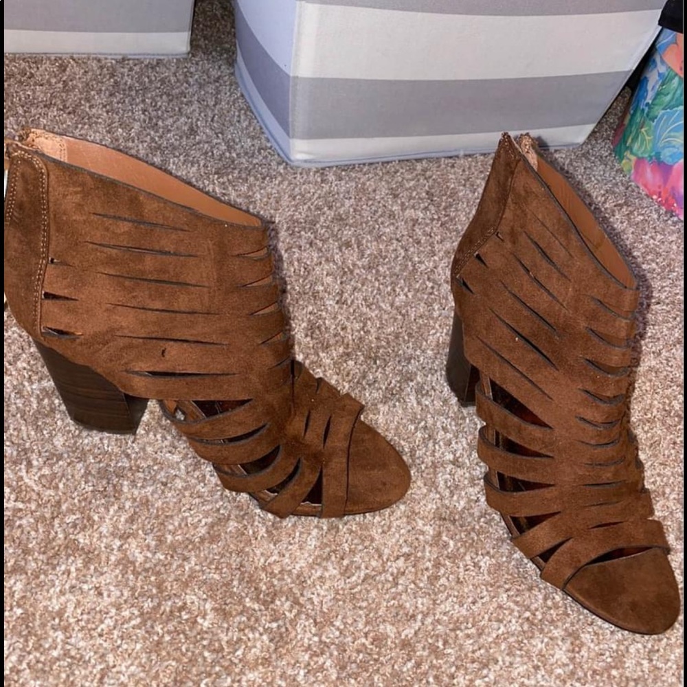 Straps chunky heel